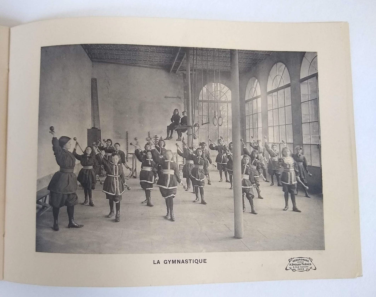 Grand Pensionnat de Jeunes Filles. Situation Exceptionelle d'Hygiène & d'Agrément.