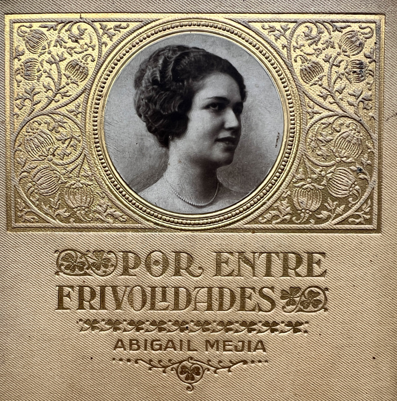 Por Entre Frivolidades.